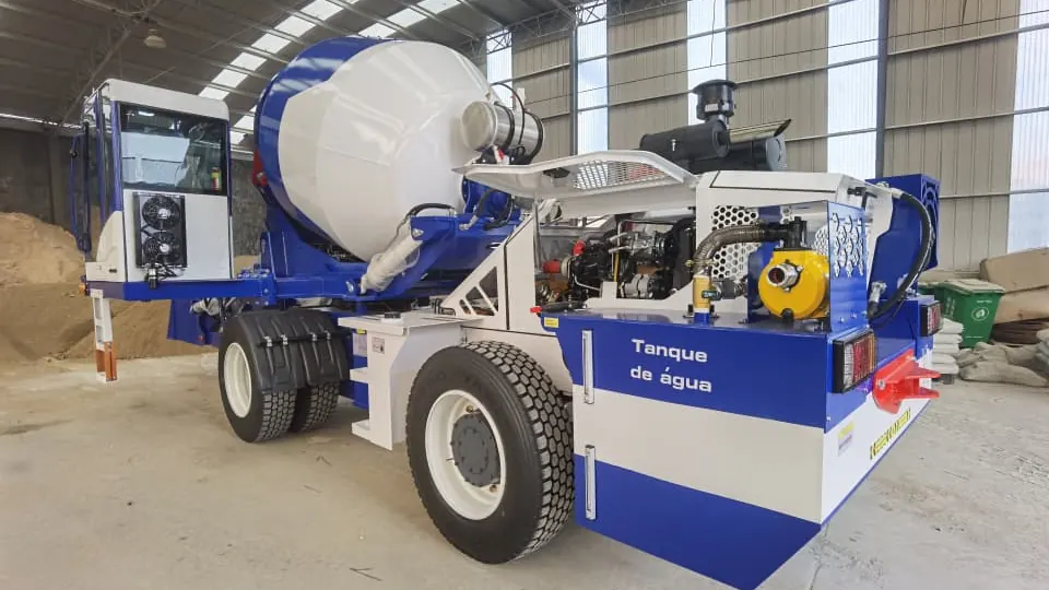 Betoneira autocarregável com a tampa do motor aberta, mostrando motor diesel e bomba de água amarela