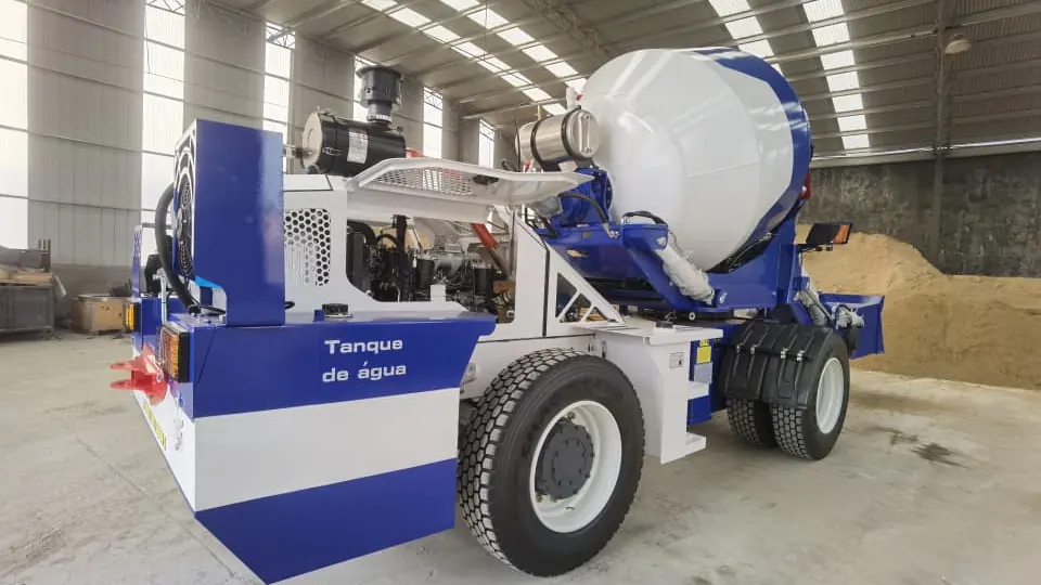 Traseira da betoneira autocarregável com tanque de água e compartimento do motor