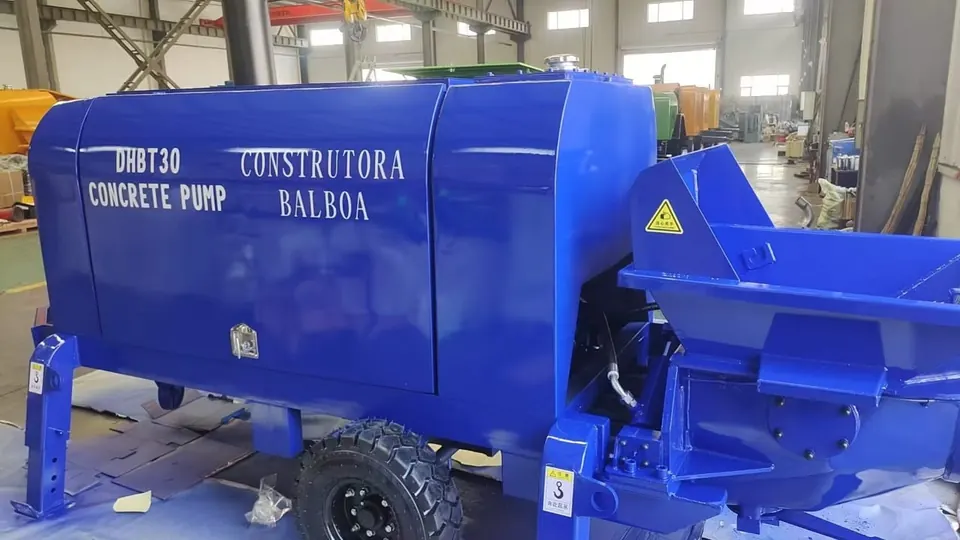 Bomba de concreto estacionária DHBT30 azul, com a moega de alimentação à direita, dentro de galpão