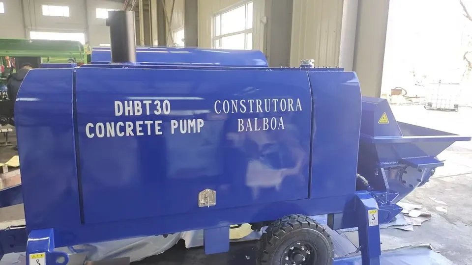 Bomba de concreto estacionária DHBT30 azul, vista lateral do compartimento do motor