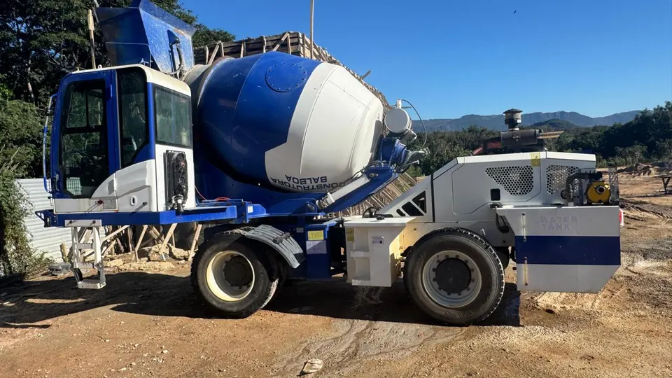Autocarregável azul e branco em obra, com formas e escoramento de madeira ao fundo